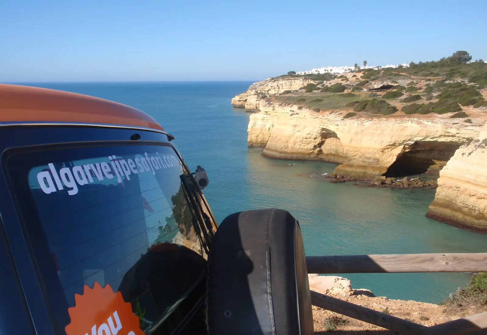 Limestone sea arch and turquoise water at Algar Seco